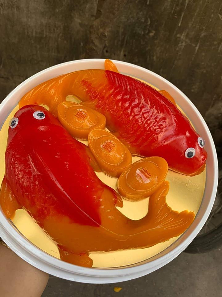 Trong đó, đáng chú ý là bánh tổ cá chép với màu sắc đẹp mắt. Ảnh: FB Huyền Bùi.