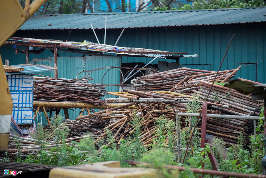 Hệ thống giàn giáo chất đống trong công trường và cũng trong tình trạng rỉ sét, hỏng hóc.