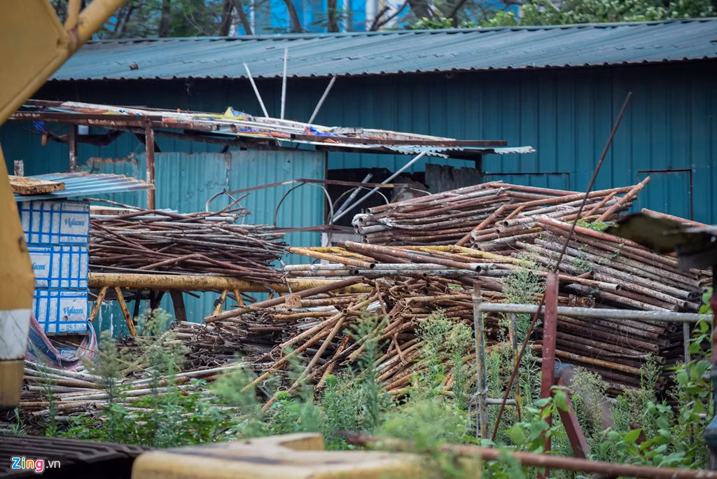 Hệ thống giàn giáo chất đống trong công trường và cũng trong tình trạng rỉ sét, hỏng hóc.