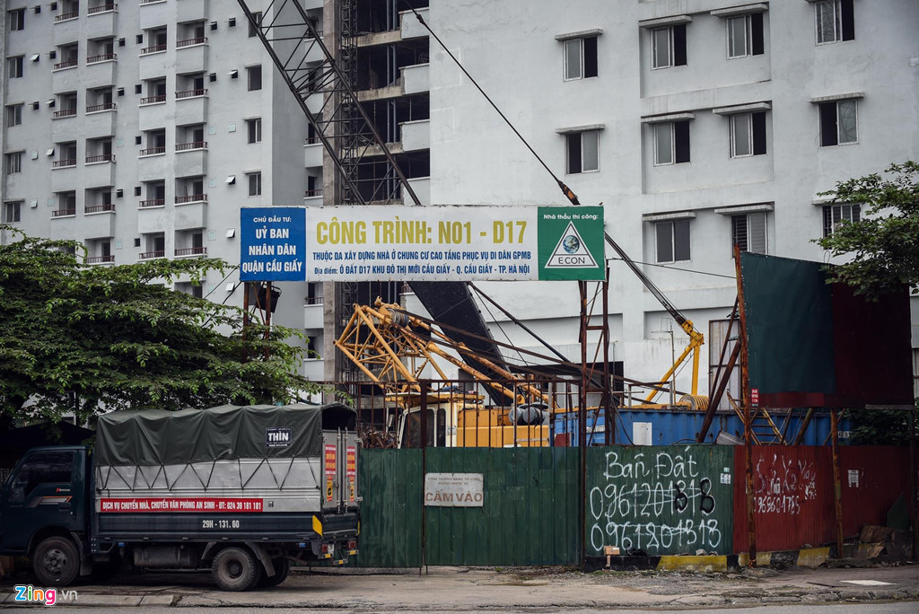 Cổng dự án luôn đóng cửa, không có công nhân hay xe công trình ra vào.