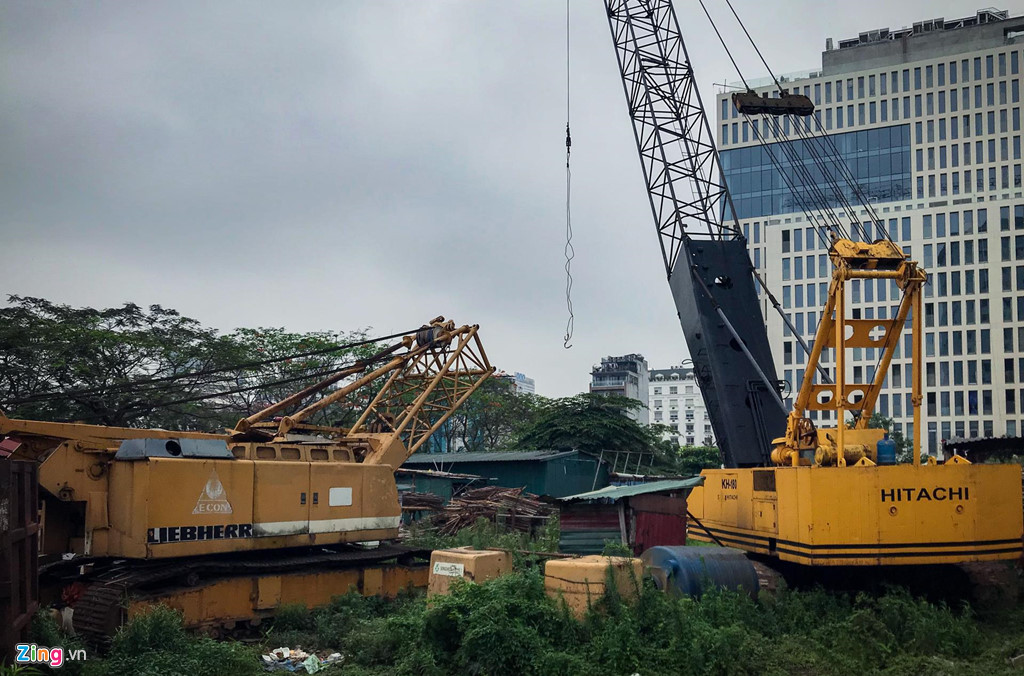 Máy móc xây dựng nằm im lìm, rỉ sét.