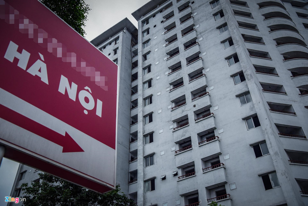 Theo tìm hiểu của PV, dù là nhà tái định cư, những căn hộ của dự án lại đang được rao bán với giá của nhà ở thương mại. Một môi giới tên Đ. cho biết căn hộ từ 56 m2 - 77 m2 của dự án có giá dao động từ 29 - 32 triệu đồng/m2. "Càng mua sớm trước khi bốc thăm, phân tầng sẽ càng có nhiều lựa chọn hơn và giá cũng sẽ tốt hơn" - môi giới Đ. cho biết thêm.