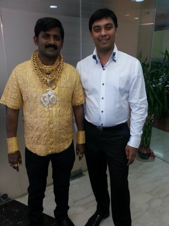 Ông Datte Phuge còn tự nhận mình là "Gold man of Pimpri" (Người đàn ông Vàng của Pimpri).