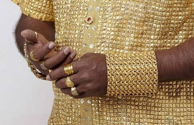 Chiếc áo này được làm thủ công và lấy cảm hứng từ áo giáp thời xưa.