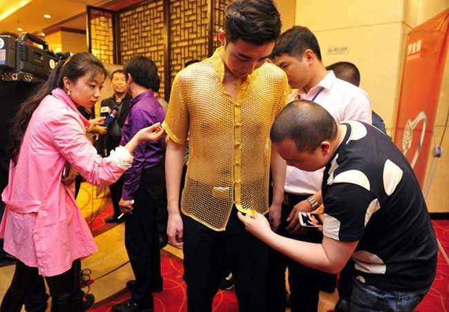 Áo sơ mi được làm từ 3kg vàng, làm hoàn toàn thủ công và gây ấn tượng mạnh với người đến sự kiện.