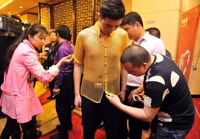 Áo sơ mi được làm từ 3kg vàng, làm hoàn toàn thủ công và gây ấn tượng mạnh với người đến sự kiện.