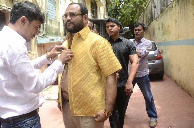 Bên trong áo có lớp vải lót và hoàn toàn giặt được như bình thường. Trên áo có 7 nút cúc bằng vàng được chạm khắc tinh xảo.