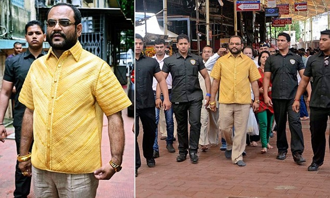 Chiếc áo bằng vàng có giá 213.000 USD (~4,9 tỷ đồng). Doanh nhân này thích vàng từ năm 5 tuổi và khi sinh nhật 45 tuổi ông quyết định làm một chiếc áo bằng vàng.