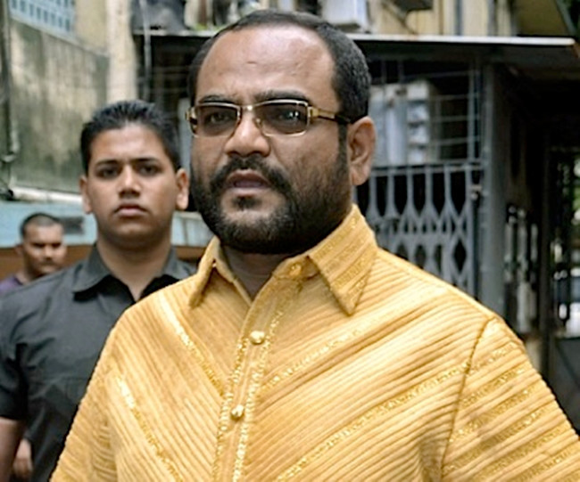 Khi ông mặc chiếc áo này ra đường cần đến đội vệ sĩ 20 người bảo vệ nhằm đảo bảo an toàn.