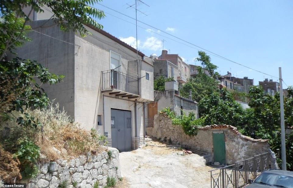 Một số căn có dấu hiệu xuống cấp trầm trọng, cần nhiều thời gian và tiền bạc cho việc tu sửa. Tuy nhiên, những ngôi nhà khác lại có nhiều phòng ngủ và tầm nhìn trải rộng khắp vùng nông thôn Italy.