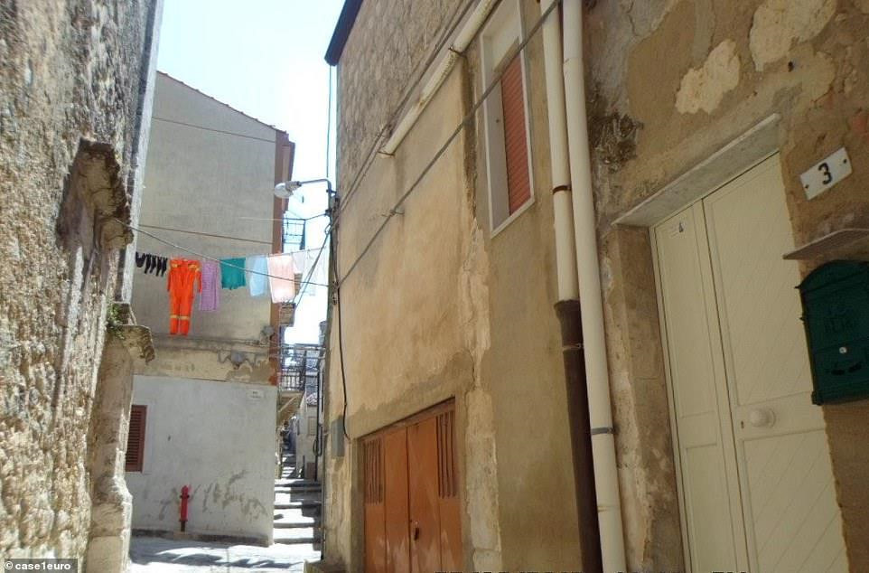 Giá để khôi phục một căn nhà tại Italy được cho là khá đắt đỏ. Ngoài ra tiền thuê người quản lý cũng rơi vào khoảng từ 4.000 USD đến 6.450 USD. Đây là nhược điểm khiến những người mua nhà tỏ ra lưỡng lự trước khi đưa ra quyết định.