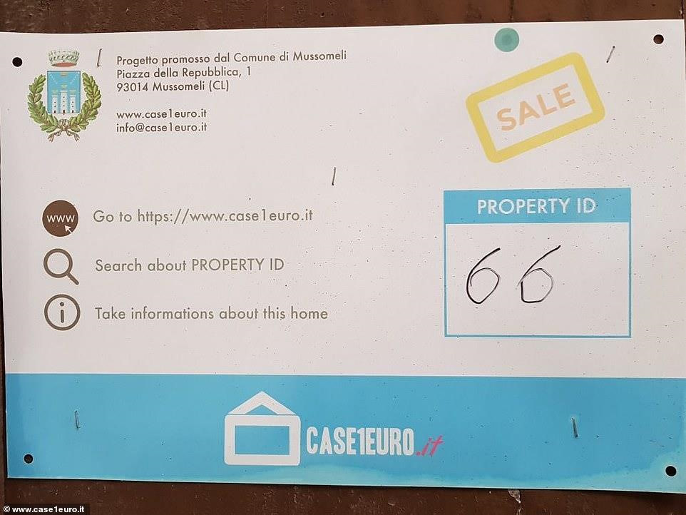 Chính quyền địa phương chọn cách đặt biển báo hiệu lớn trước cửa ra vào của mỗi căn nhà, kèm theo liên kết đến trang bán nhà trực tuyến.