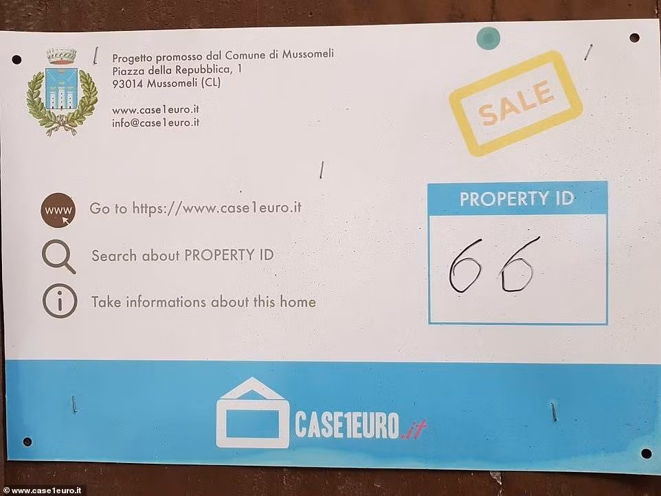 Chính quyền địa phương chọn cách đặt biển báo hiệu lớn trước cửa ra vào của mỗi căn nhà, kèm theo liên kết đến trang bán nhà trực tuyến.