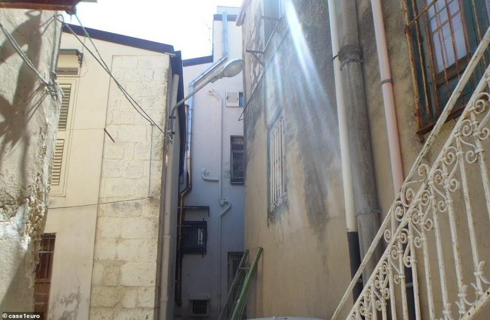 Các kiến trúc sư và kỹ sư địa phương luôn sẵn sàng nhận công việc cải tạo cho chủ nhà mới. Người mua nhà cũng có thể lựa chọn sự trợ giúp từ bên ngoài, nhưng thường chi phí sẽ cao hơn.