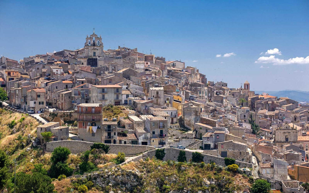 Những căn nhà này nằm trên một ngọn đồi theo hướng hai giờ về phía đông nam của Palermo. Nơi đây có hang động Byzantine, một lâu đài thời trung cổ cũng như nhiều nhà thờ.