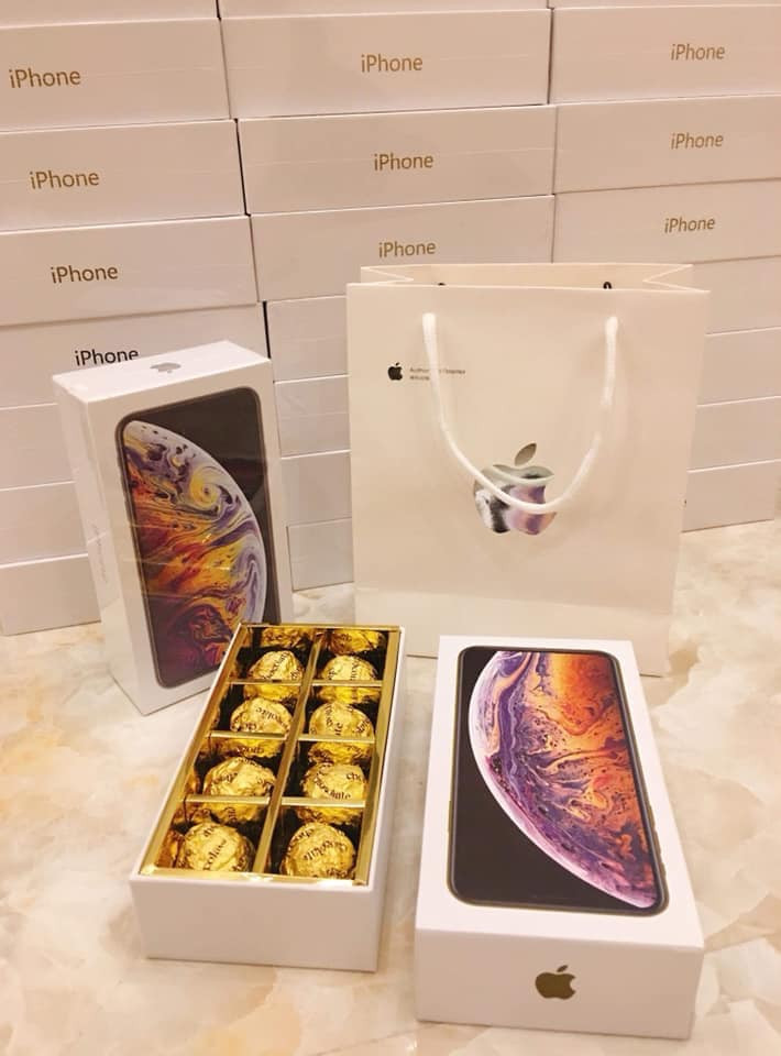 Những viên socola được đựng trong những chiếc hộp iPhone XS Max và túi hãng Apple không khác iPhone XS Max thật là một trong những món quà mới mẻ dịp 8/3 năm nay. Ảnh: Facebook.