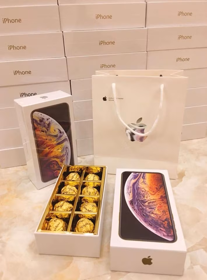 Những viên socola được đựng trong những chiếc hộp iPhone XS Max và túi hãng Apple không khác iPhone XS Max thật là một trong những món quà mới mẻ dịp 8/3 năm nay. Ảnh: Facebook.