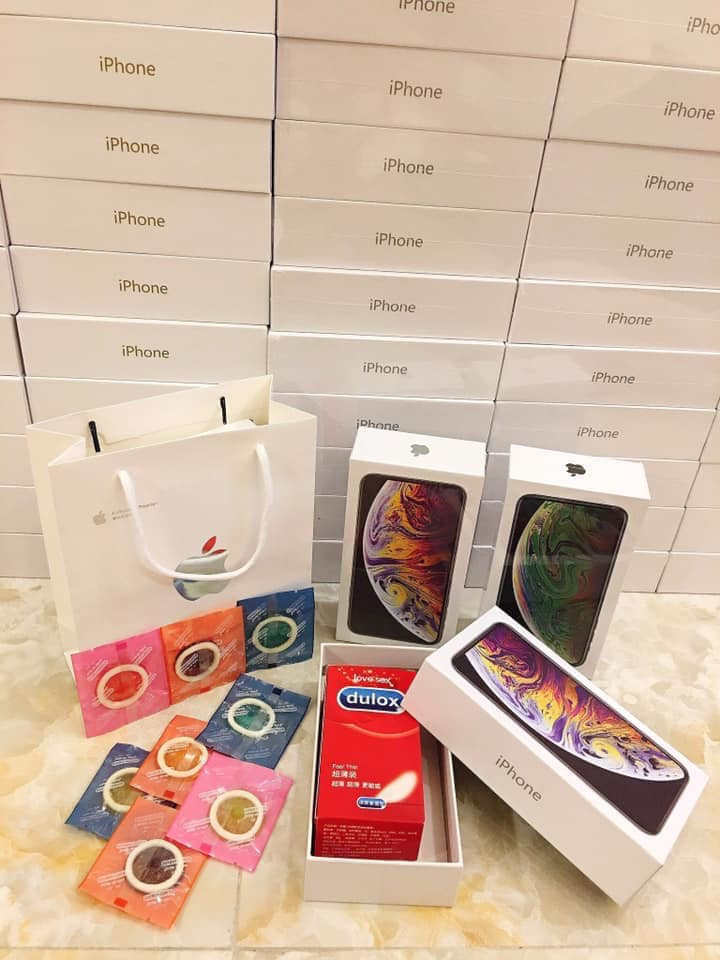 Mỗi hộp socola iPhone XS Max có giá từ 230.000 -250.000 đồng. Tính ra, chàng thanh niên Duy Tiim đã bỏ hơn 23 triệu đồng để mua 99 hộp socola iPhone XS Max tặng bạn gái. Ảnh: FB Minh Anh.
