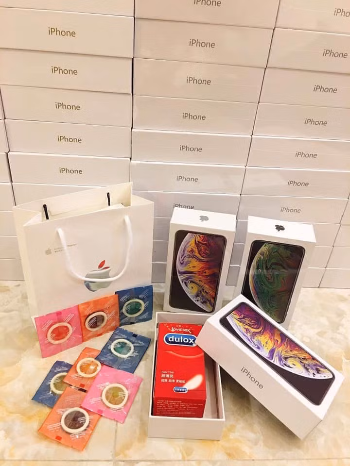Mỗi hộp socola iPhone XS Max có giá từ 230.000 -250.000 đồng. Tính ra, chàng thanh niên Duy Tiim đã bỏ hơn 23 triệu đồng để mua 99 hộp socola iPhone XS Max tặng bạn gái. Ảnh: FB Minh Anh.
