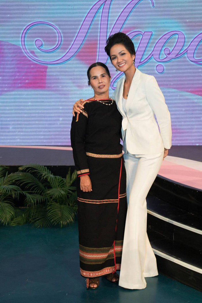 Ngoài giá trị vật chất, dây chuyền vàng còn mang ý nghĩa đặc biệt về tình thương của mẹ dành cho H'Hen. Trước đây, để có tiền cho con gái vào Sài Gòn học, mẹ H'Hen Niê đã phải bán sợi dây chuyền của mình. Ảnh: Saostar.