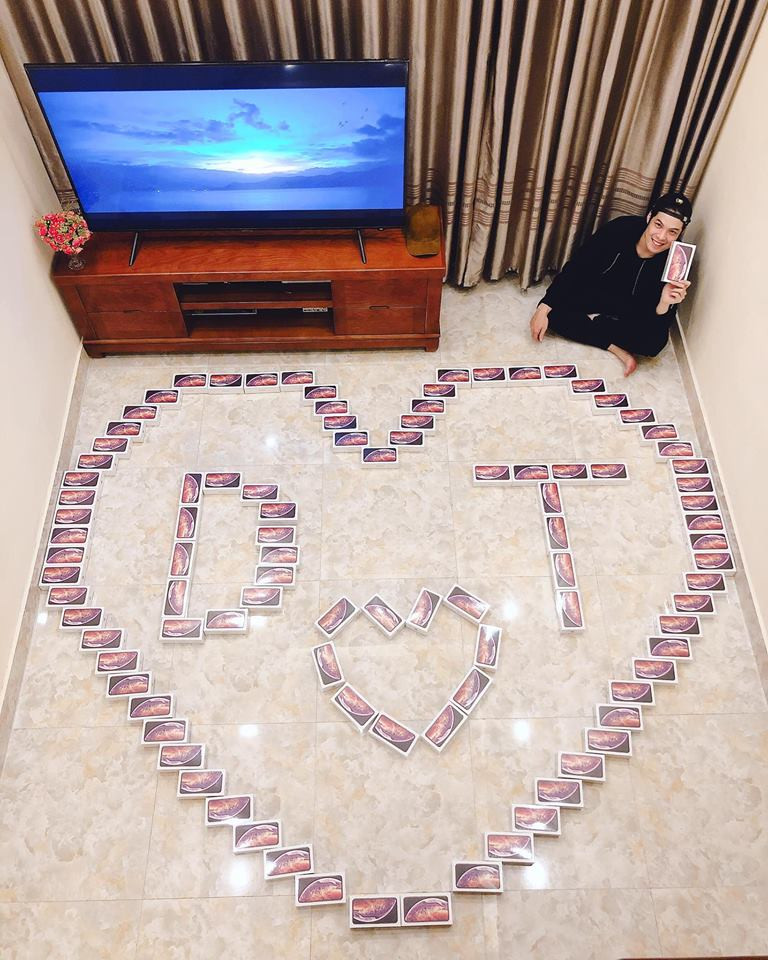 Trong khi đó, một chàng trai ở Hà Nội, có nick Facebook Duy Tiim mua một lúc 99 hộp socola iPhone XS Max để tặng người yêu nhân ngày 8/3. Ảnh: FB Duy Tiim.