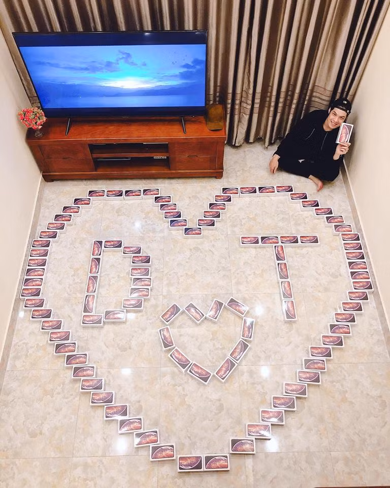 Trong khi đó, một chàng trai ở Hà Nội, có nick Facebook Duy Tiim mua một lúc 99 hộp socola iPhone XS Max để tặng người yêu nhân ngày 8/3. Ảnh: FB Duy Tiim.