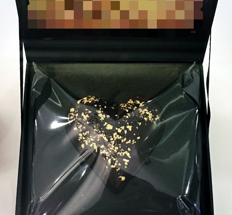 Sát Ngày Quốc tế Phụ nữ 8/3, mặt hàng socola với đủ loại mẫu mã được tung ra thị trường. Trong đó, socola phủ vàng được nhiều khách hàng săn lùng. Ảnh: Vietnamnet.