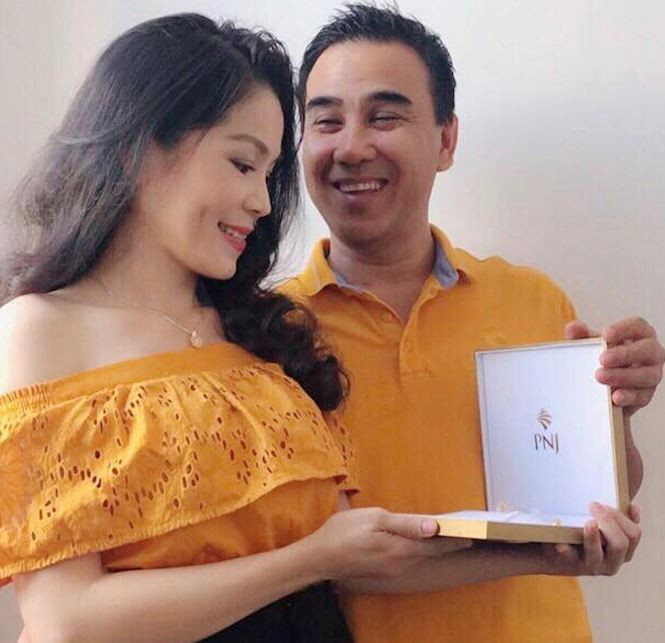Nhân ngày 8/3, MC Quyền Linh đã mua tặng vợ một bộ trang sức bằng vàng mang tên Hoa Hướng Dương. Ảnh: FB Quynh Linh.