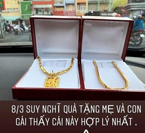 Mới đây, trên trang cá nhân, Hoa hậu Hoàn vũ Việt Nam 2017 cho biết đã mua hai dây chuyền vàng tặng mẹ ngày 8/3. Dây chuyền vàng H'Hen mua tặng mẹ có hình chữ Phúc, hơn hai cây vàng, giá khoảng 80 triệu đồng. Ảnh: Dân Việt.