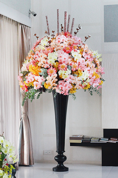 Một doanh nhân ở TP HCM chi tới 60 triệu đồng đặt mua bình hoa mẫu đơn kèm lan hồ điệp cao 2 m làm quà tặng 8/3. Ảnh: Vnexpress.