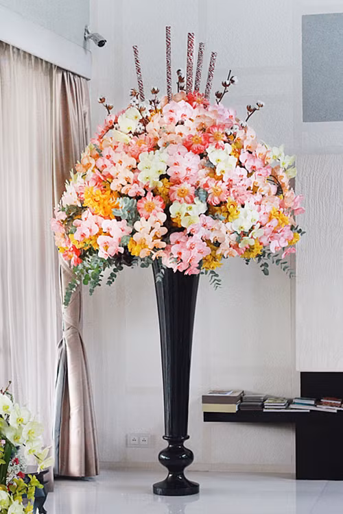 Một doanh nhân ở TP HCM chi tới 60 triệu đồng đặt mua bình hoa mẫu đơn kèm lan hồ điệp cao 2 m làm quà tặng 8/3. Ảnh: Vnexpress.