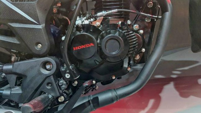 Các đặc điểm kỹ thuật cơ khí của xe vẫn không thay đổi. Xe sẽ tiếp tục sử dụng bộ động cơ đơn xy-lanh, dung tích 162cc, cho công suất tối đa 14 mã lực và mô-men xoắn cực đại 13.9 Nm. Động cơ này cho hiệu suất ở dải mô-men tầm trung và thấp khá tốt.