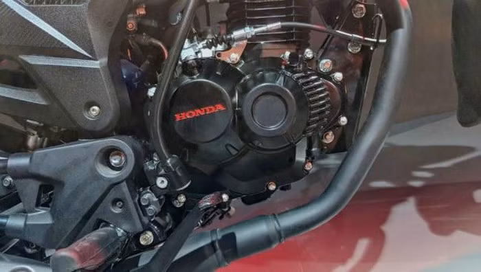 Các đặc điểm kỹ thuật cơ khí của xe vẫn không thay đổi. Xe sẽ tiếp tục sử dụng bộ động cơ đơn xy-lanh, dung tích 162cc, cho công suất tối đa 14 mã lực và mô-men xoắn cực đại 13.9 Nm. Động cơ này cho hiệu suất ở dải mô-men tầm trung và thấp khá tốt.