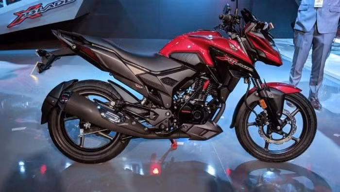 Đây được xem là đối thủ của Suzuki Gixxer 155, Yamaha FZ-S và một số mẫu xe nội địa khác ở Ấn Độ.