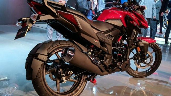 X-Blade có hệ thống treo gồm phuộc lồng thường phía trước và giảm xóc đơn ở phía sau.