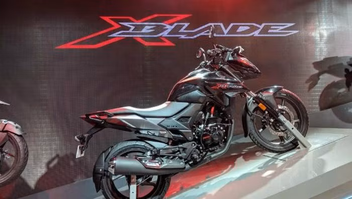 Nếu phiên bản X-Blade hiện tại được bán với 5 tùy chọn màu, gồm: màu xanh kim loại, màu đỏ ngọc trai, màu bạc kim loại, màu đen ngọc trai, và màu xanh lá cây ngọc trai. Thì bản cập nhật có thể sẽ có những thay đổi nhẹ ở bộ phận bình xăng và ốp bên xe.