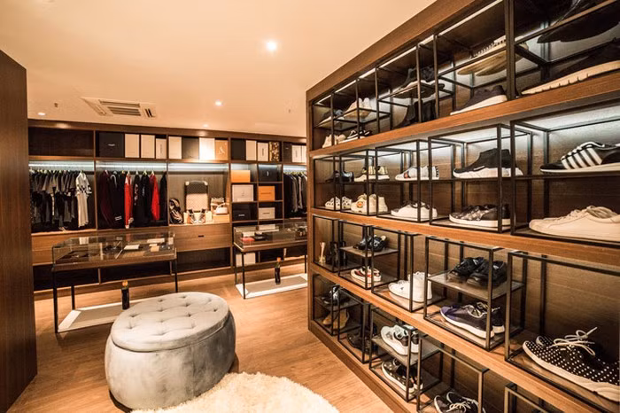 Vũ Khắc Tiệp dành một phòng lớn để đựng giầy và áo quần.