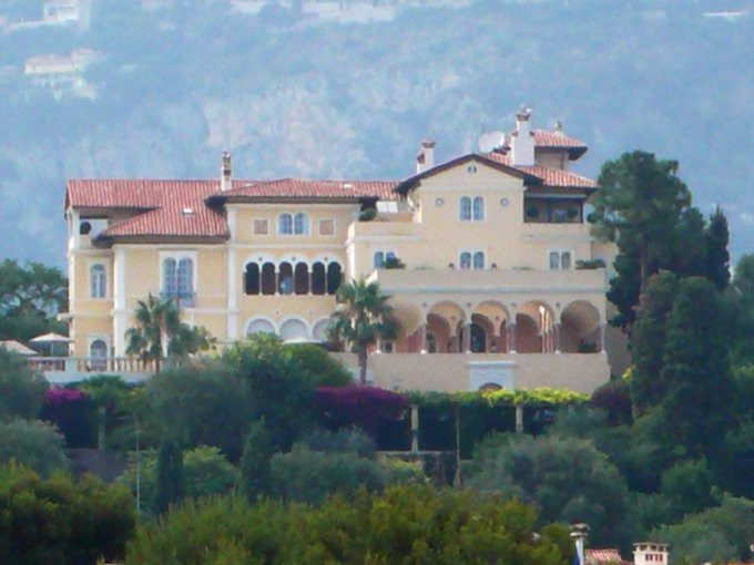 Wall Street Journal ước tính nó có giá khoảng 100 triệu USD.