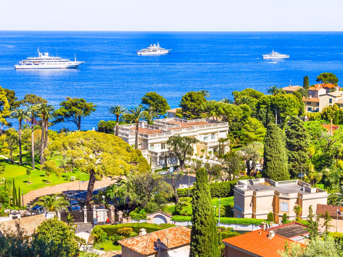 Nơi đây có nhiều nhà của tỷ phú đến mức nó được gọi là "bán đảo tỷ phú".