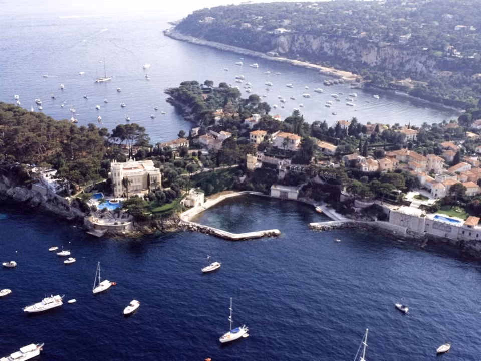 Saint-Jean-Cap-Ferrat cũng là điểm nghỉ dưỡng nổi tiếng dành cho người giàu có từ cuối những năm 1800.