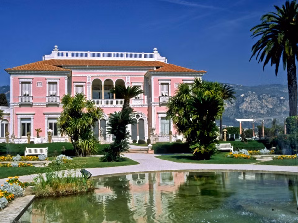 Một trong số đó là Villa Ephrussi de Rothschild – xây đầu thế kỷ 20 bởi một gia tộc tài chính nổi tiếng của Pháp.