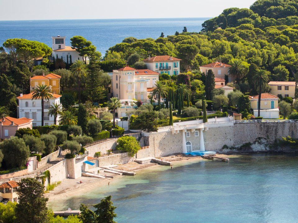 Rất nhiều biệt thự siêu sang ở đây thuộc sở hữu của những người giàu nhất thế giới. “Ở đây có quá nhiều tỷ phú, không đếm xuể”, chuyên gia bất động sản Edward de Mallet Morgan cho biết trên CNBC.