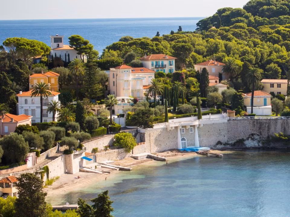 Rất nhiều biệt thự siêu sang ở đây thuộc sở hữu của những người giàu nhất thế giới. “Ở đây có quá nhiều tỷ phú, không đếm xuể”, chuyên gia bất động sản Edward de Mallet Morgan cho biết trên CNBC.