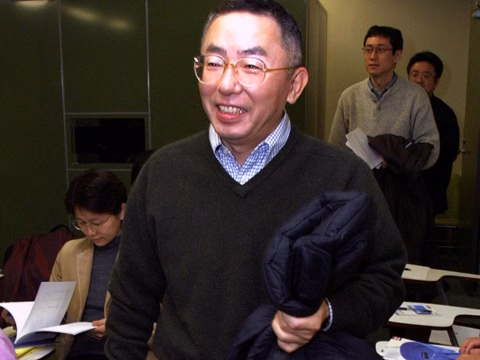 Năm 1971, sau khi tốt nghiệp đại học, Yanai bắt đầu bán quần áo nam và đồ dùng nhà bếp cho một siêu thị. Một năm sau, Yanai nghỉ việc và bắt đầu làm việc cho cha mình.