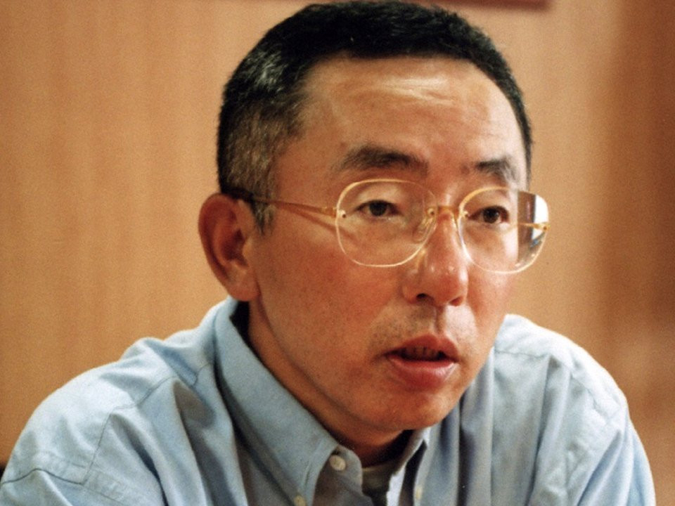 Ông chủ Uniqlo Yanai sinh năm 1949 tại miền nam Nhật Bản, con trai của một người bán quần áo.