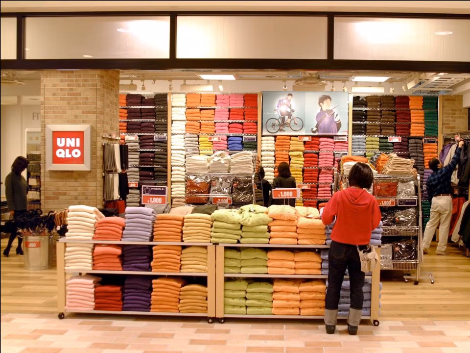 Yanai và gia đình ông sở hữu 44% cổ phần trong công ty này. Fast Retailing hiện là hãng bán lẻ thời trang lớn thứ 3 thế giới.