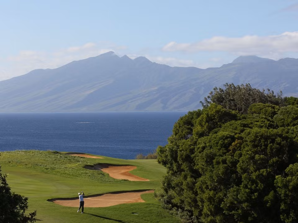 Tỷ phú Tadashi Yanai được cho là một người chơi golf cuồng nhiệt. Ông dành ba tuần mỗi mùa hè chơi ở Hawaii, nơi ông sở hữu hai sân golf với tổng trị giá 74,1 triệu USD.