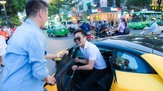 Bên cạnh đó, Cường Đô La còn được biết đến như một thiếu gia chịu chơi bậc nhất Pleiku, chỉ tiêu tiền đô không tiêu tiền Việt, đồng thời cũng là một tay chơi siêu xe khét tiếng. Ảnh: Internet.