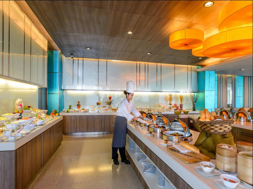 Khách sạn tuyển Việt Nam nghỉ tại Thái Lan có hai nhà hàng, trong đó một nơi phục vụ buffet sáng và một nơi phục vụ ẩm thực Italy trong không gian bếp mở. Ảnh: Booking.
