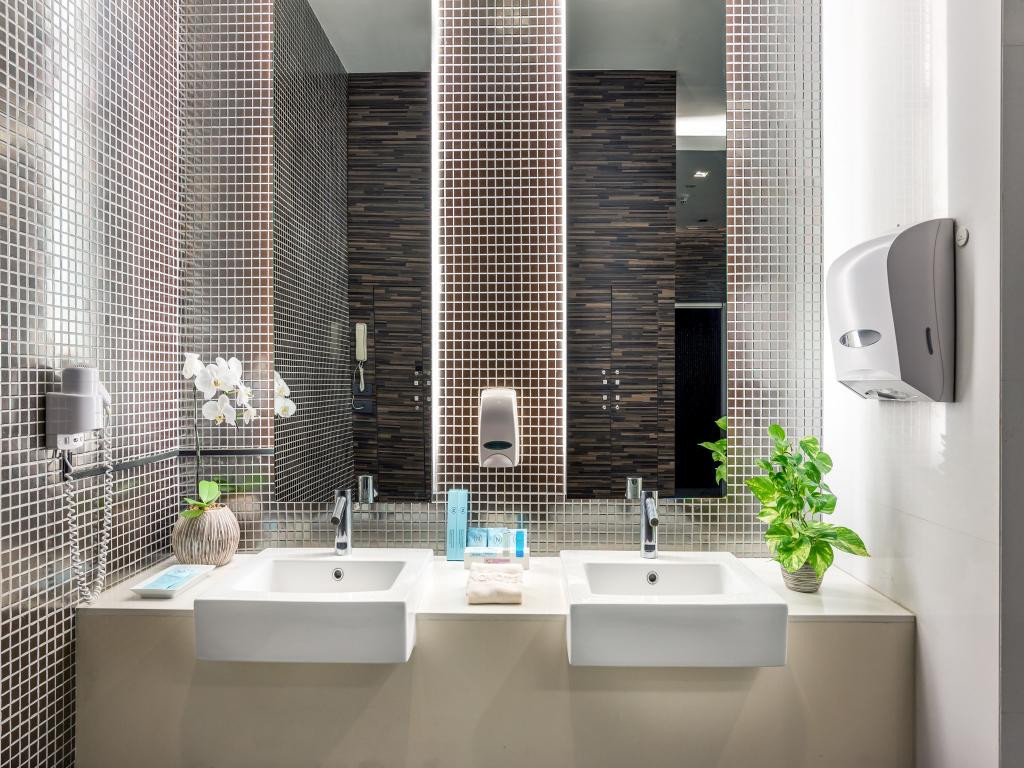 Phòng tắm vách kính có vòi sen và bồn tách biệt. Ảnh: Agoda.